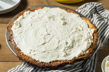 Obraz na płótnie Canvas Homemade Sweet Banana Cream Pie