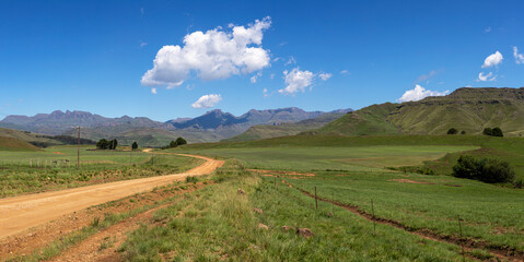 Obraz premium Winding gravel road to the mountain