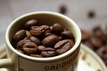 Granos de café en taza macro