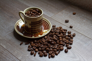 Granos de café en taza pequeña