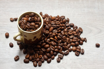 Granos de café en taza cenital