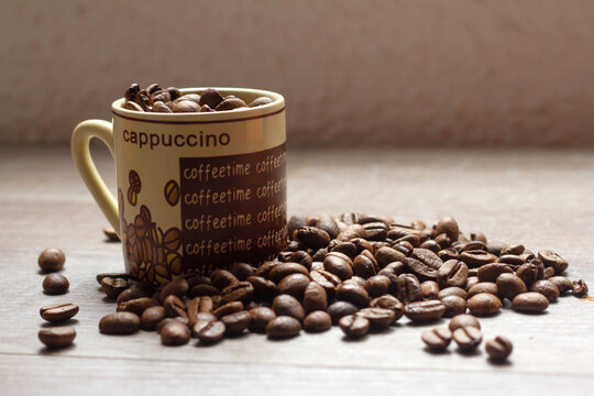 Granos de caf&eacute; en posillo