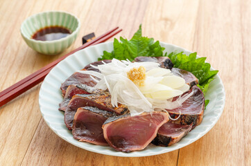 皿に並べたカツオのたたき