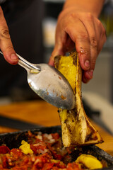tuetanos de res  al asador para preparar salsa y tacos 