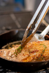 New york al sartén con finas hiervas en el asador al carbón 