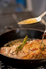 New york al sartén con finas hiervas en el asador al carbón 