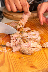 New york al sartén con finas hiervas en el asador al carbón 