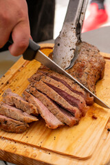 corte de res tipo new york preparado a la parrilla a la mantequilla y hiervas finas  cortado en  en tabla de madera 