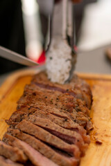 corte de res tipo new york preparado a la parrilla a la mantequilla y hiervas finas  cortado en  en tabla de madera 
