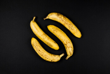 Dojrzałe banany na czarnym tle.  Zdrowa dieta bogata w potas. Kuchnia orientalna.  © Mefik