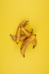 Kiść bananów na żółtym tle. © Mefik