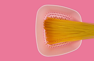 Różowy durszlak z zbożowym makaronem na spaghetti bolognese