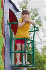 Fotobehang 6 jaar oud meisje dat op het balkon van een speelgoedhuis staat © Albert Ziganshin