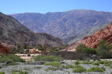 Fototapeta na wymiar Pueblo entre montañas en Humahuaca