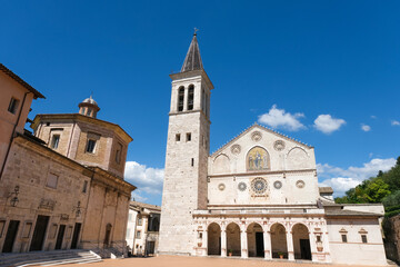 Fototapeta na wymiar spoleto cathedral with square in the historic center