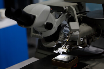 ultrasonic bonding of a gold wire