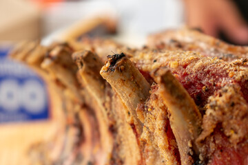 costillas prime de cerdo ala parrilla ,   prime rib de cerdo con especias al carbón 