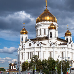 Fototapeta na wymiar view of Cathedral of Christ the Saviour under dark gray rainy clouds in Moscow city in sunny summer evening