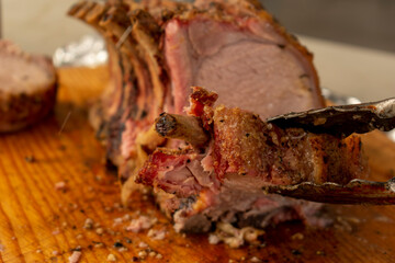 costillas prime de cerdo ala parrilla ,   prime rib de cerdo con especias al carbón 
