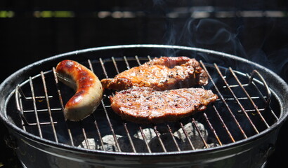 Bratwurst und Steak auf dem Holzkohlegrill