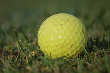 Szenen aus dem Sport Golf. Golfplatz Impressionen bei schönem Wetter.