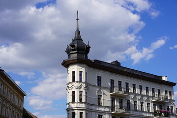 Fototapeta premium Jugenstilgebäude mit spitzem Turm in Poznan