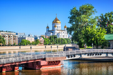 Naklejka premium View of the Cathedral of Christ the Savior from the Yakimanskaya embankment in Moscow