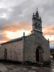Fototapeta na wymiar Iglesia gallega al amanecer 