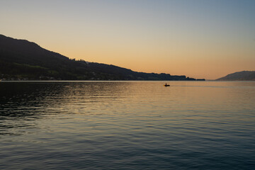 Attersee Sonnenuntergang mit Schlauchboot