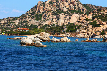 In barca seguendo la costa ovest dell'isola de La Maddalena in Sardegna, Italia.