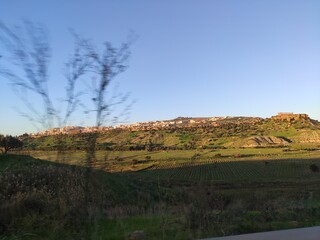 Obraz premium vista della valle dei templi in sicilia con la citta di Agrigento dietro