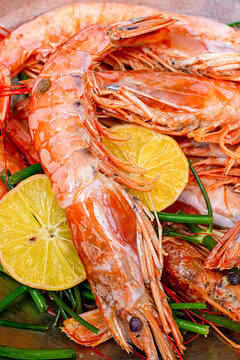 Fresh Red Shrimp Royal With Lemon Slice, Vertical Foto. Asia Cooking Pattern