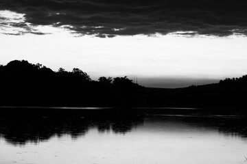 Lago em preto e branco