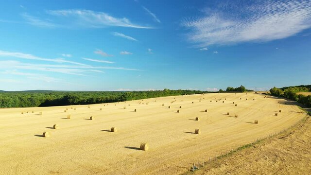 Un paysage en pleine nature montrant la campagne avec des champs de bl&eacute; et des bottes de paille apr&egrave;s la moisson dans la Ni&egrave;vre, en Bourgogne, en France, en &eacute;t&eacute;.