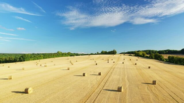 Un paysage en pleine nature montrant la campagne avec des champs de bl&eacute; et des bottes de paille apr&egrave;s la moisson dans la Ni&egrave;vre, en Bourgogne, en France, en &eacute;t&eacute;.