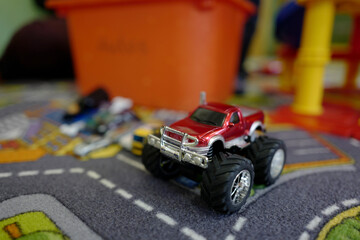 Spielzeug liegt auf einem Spielteppich