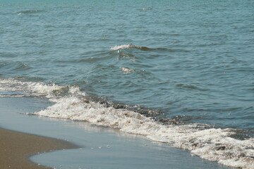 Fototapeta premium 砂浜に打ち寄せる波