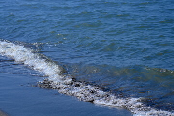 砂浜に打ち寄せる波