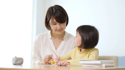 女の子に勉強を教える女性