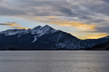 Fototapeta na wymiar mountain lake in the evening
