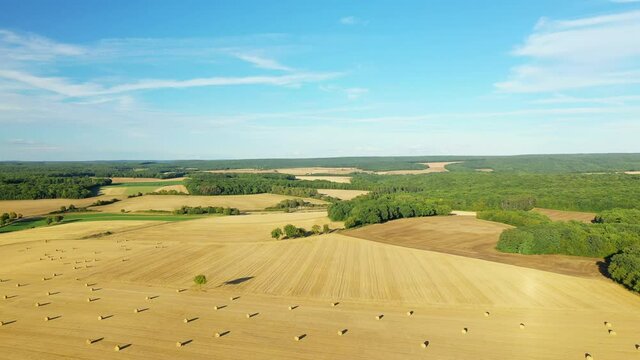 Un paysage en pleine nature montrant la campagne avec ses champs de bl&eacute; et ses bottes de paille apr&egrave;s la moisson et des for&ecirc;ts en arri&egrave;re plan dans la Ni&egrave;vre, en Bourgogne, en France, en &eacute;t&eacute;.