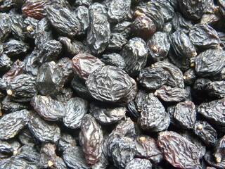 Black color raw whole dried raisin