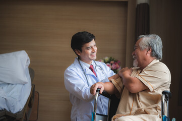 Obraz premium Senior patient visits profressional doctor at the hospital. Medical healthcare concept