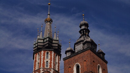 Wieże Bazyliki Mariackiej przy Rynku Głównym w Krakowie . © Adam Bialek