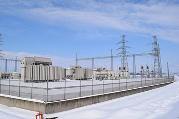 屋外変電設備と送電線鉄塔