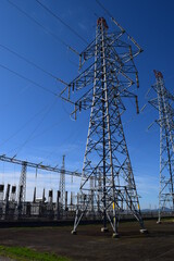 屋外変電設備と送電線鉄塔