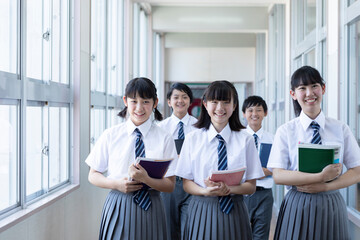 廊下を歩く中学生
