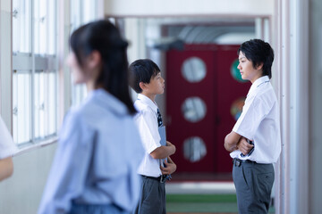 廊下でお喋りをする中学生
