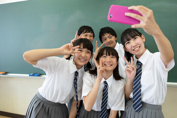 セルフィーで写真を撮る中学生