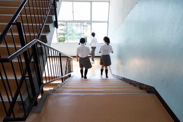 階段を降りる中学生